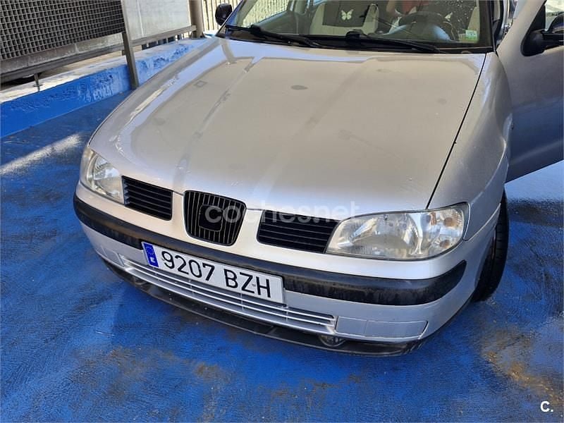 Gris / plata Usado 2002 Seat Cordoba Stella Berlina | 1900 € - Imagen 1/4
