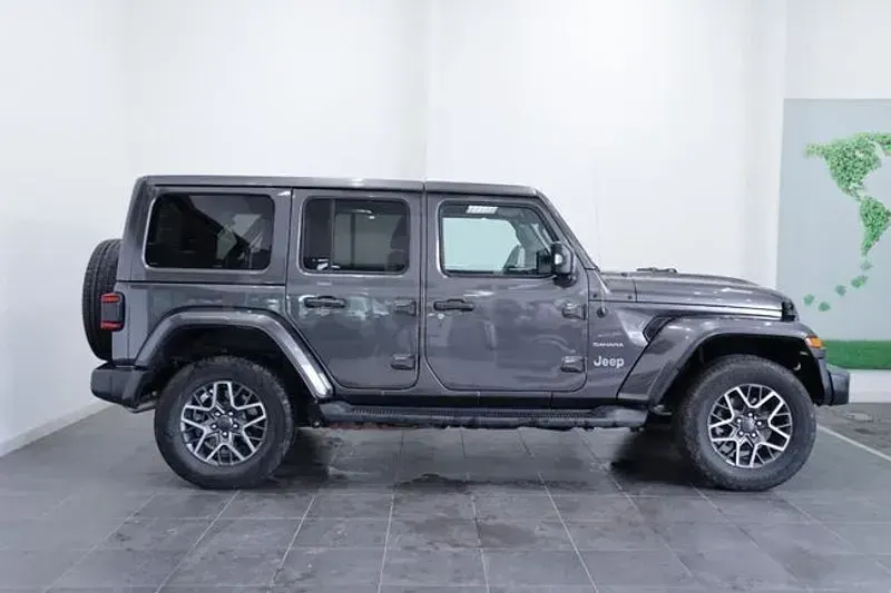 Usado Jeep Wrangler Sahara 381 CV (280 kW) 2022 Gris / plata SUV