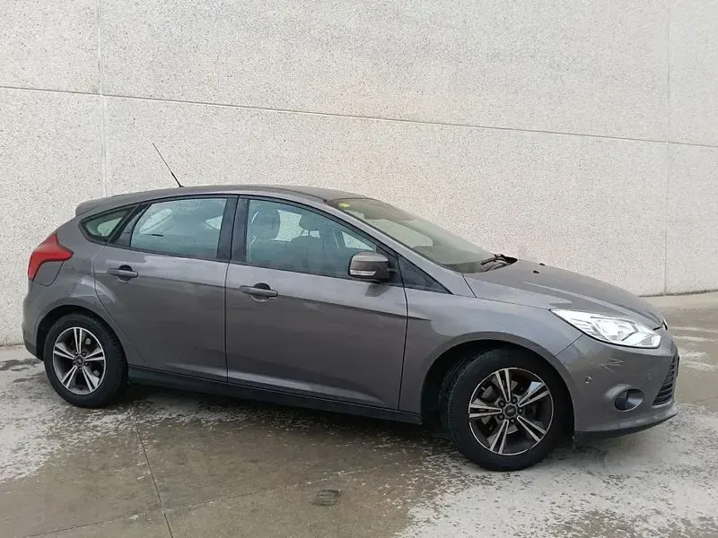 Usado Ford Focus Titanium 115 CV (84 kW) 2014 Gris / plata Berlina