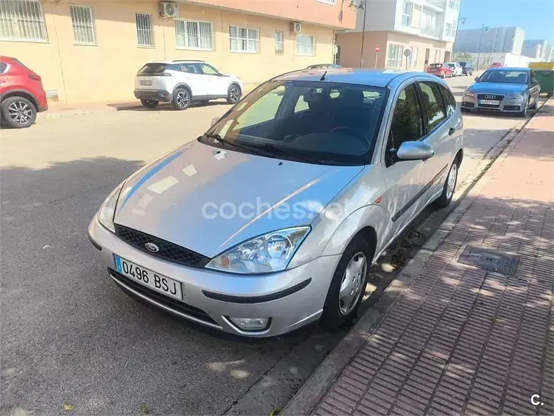 Usado Ford Focus Trend 100 CV (73 kW) 2002 Gris / plata Berlina