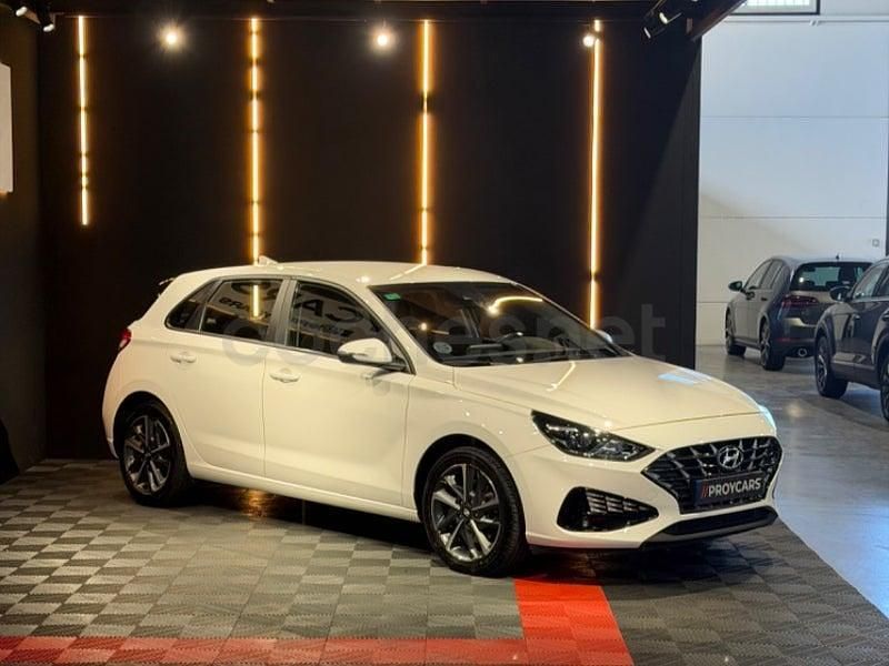 Usado Hyundai i30 96 CV (70 kW) 2024 Blanco Berlina