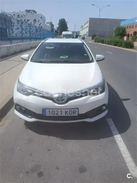 Usado Toyota Auris Hybrid Active 136 CV (100 kW) 2017 Blanco Familiar