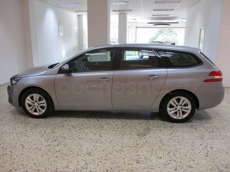 Usado Peugeot 308 SW Active 130 CV (95 kW) 2021 Gris / plata Familiar