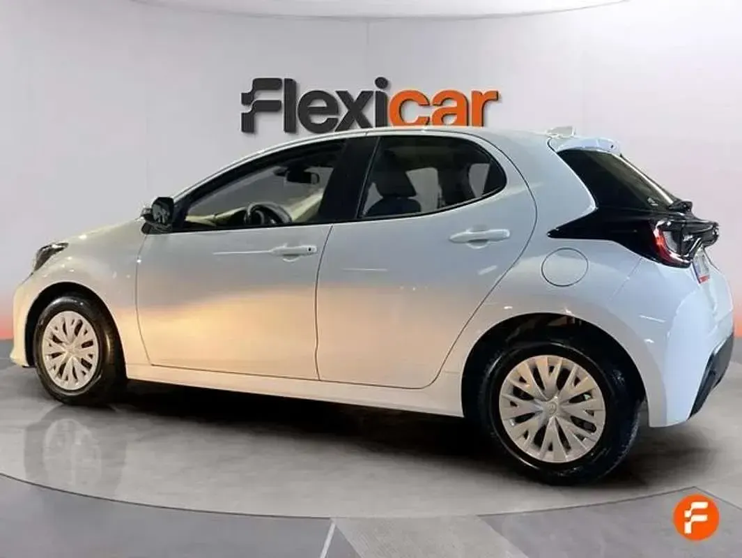 Usado Toyota Yaris Comfort 72 CV (52 kW) 2023 Blanco Utilitario