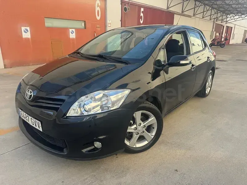 Usado Toyota Auris Active 101 CV (74 kW) 2010 Negro Utilitario