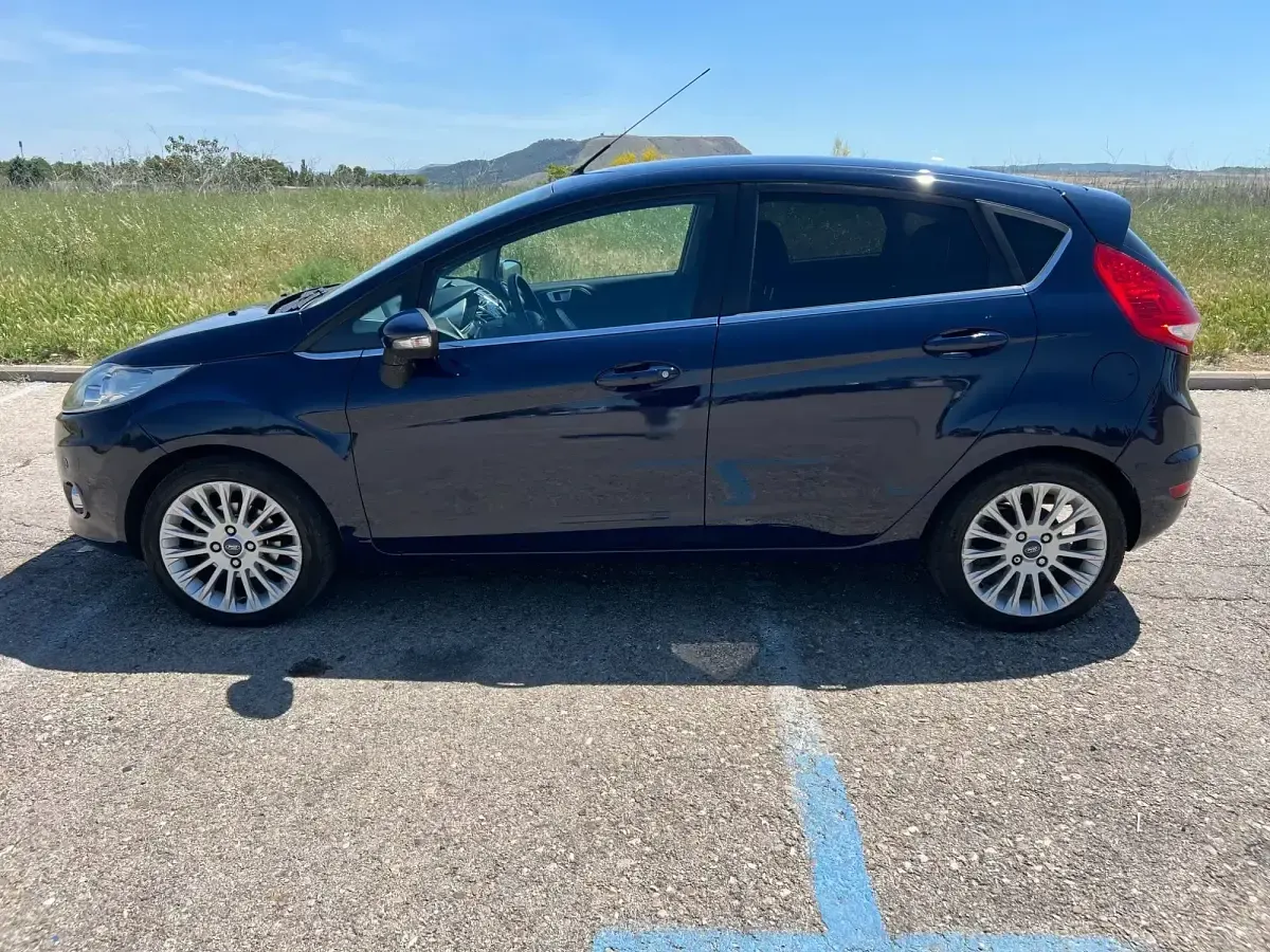 Usado Ford Fiesta Trend 95 CV (69 kW) 2012 Azul Utilitario