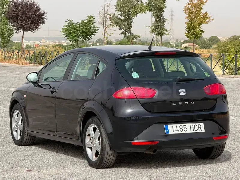 Usado Seat Leon Style 105 CV (77 kW) 2011 Negro Utilitario