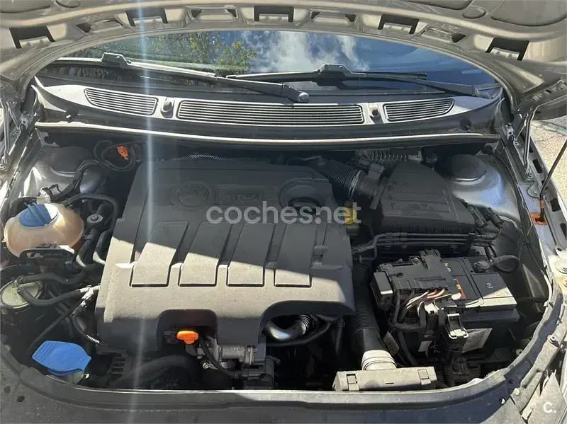 Usado Skoda Fabia 90 CV (66 kW) 2012 Gris / plata Berlina