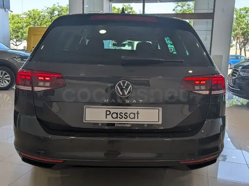 Usado VW Passat Executive 150 CV (110 kW) 2022 Gris / plata Familiar