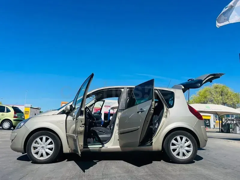 Usado Renault Scénic Dynamique 130 CV (95 kW) 2008 Beige Monovolumen