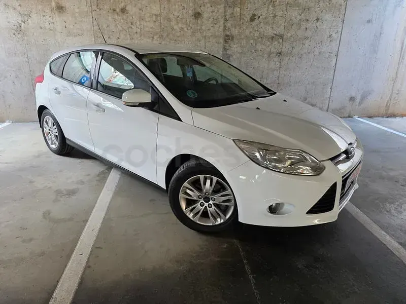 Käytetty Ford Focus Trend 101 HP (74 kW) 2012 Valkoinen Sedan