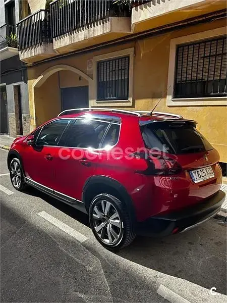 Usado Peugeot 2008 Allure 120 CV (88 kW) 2017 Rojo SUV