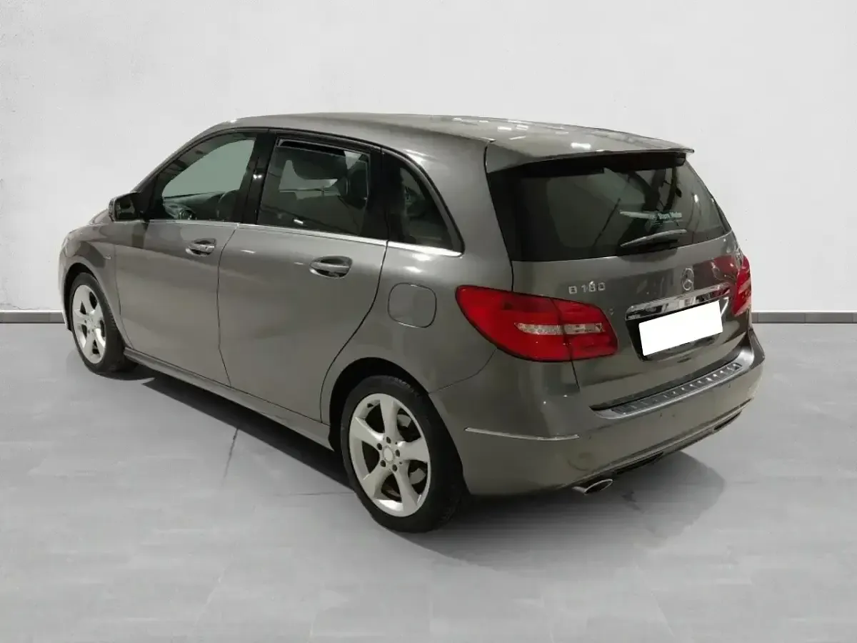 Usado Mercedes B180 109 CV (80 kW) 2012 Gris Utilitario