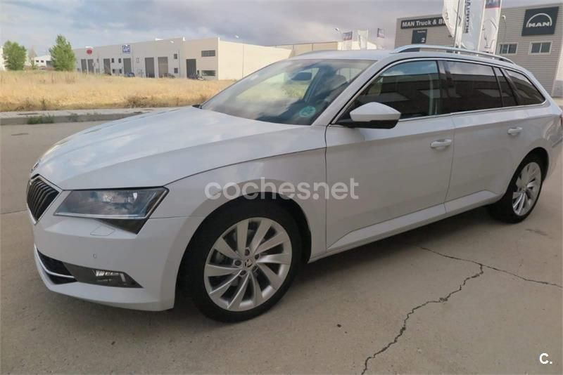 Usado Skoda Superb Style 150 CV (110 kW) 2016 Blanco Familiar