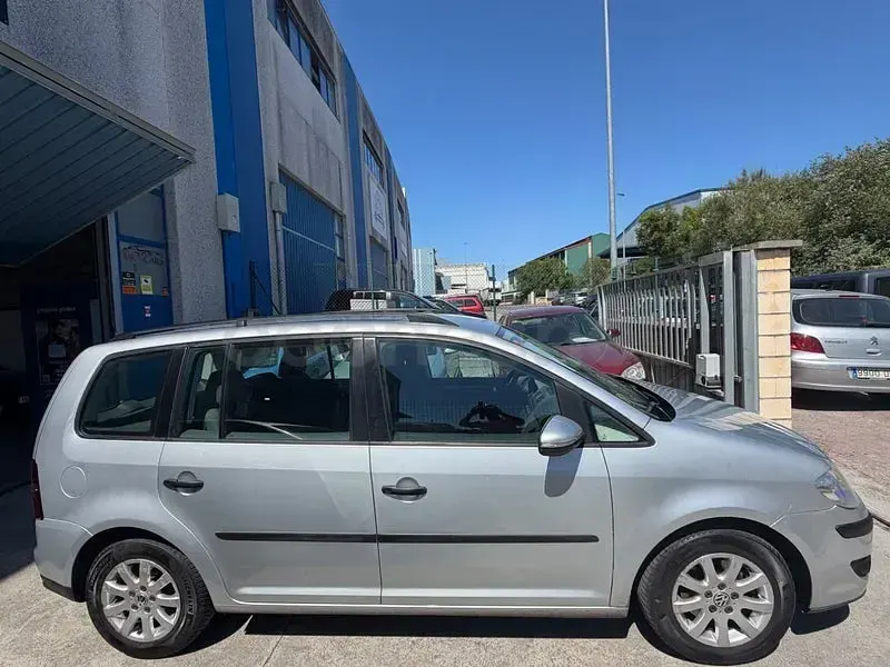 Usado VW Touran Edition 105 CV (77 kW) 2009 Gris / plata Monovolumen