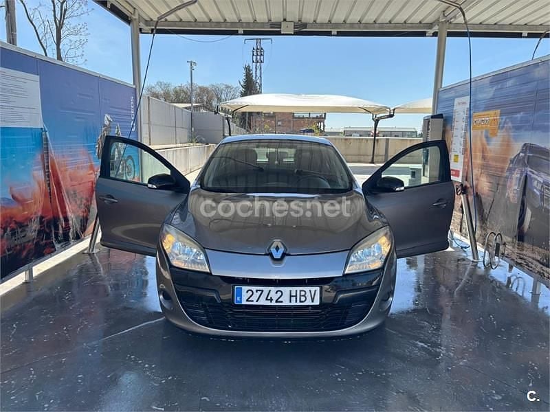 Beige Usado 2011 Renault Mégane Authentique Berlina | 5000 € (Super precio) - Imagen 1/4