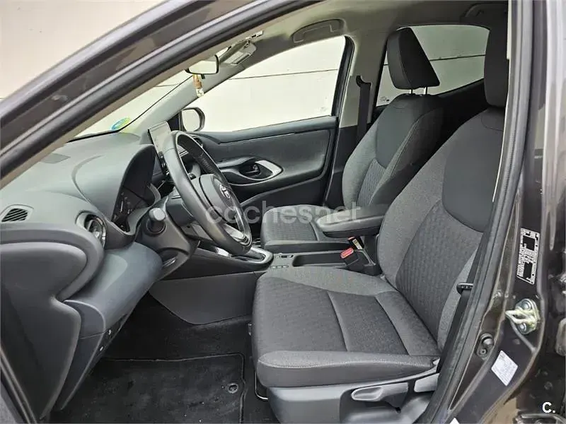 Usado Toyota Yaris Hybrid Active 116 CV (85 kW) 2021 Gris / plata Berlina