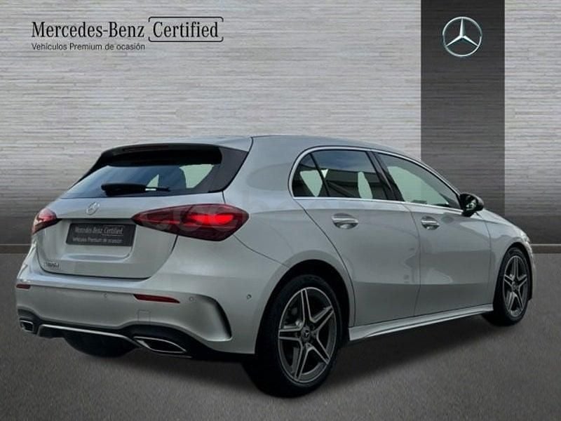 Usado Mercedes A180 AMG line 116 CV (85 kW) 2023 Plata iridio Berlina