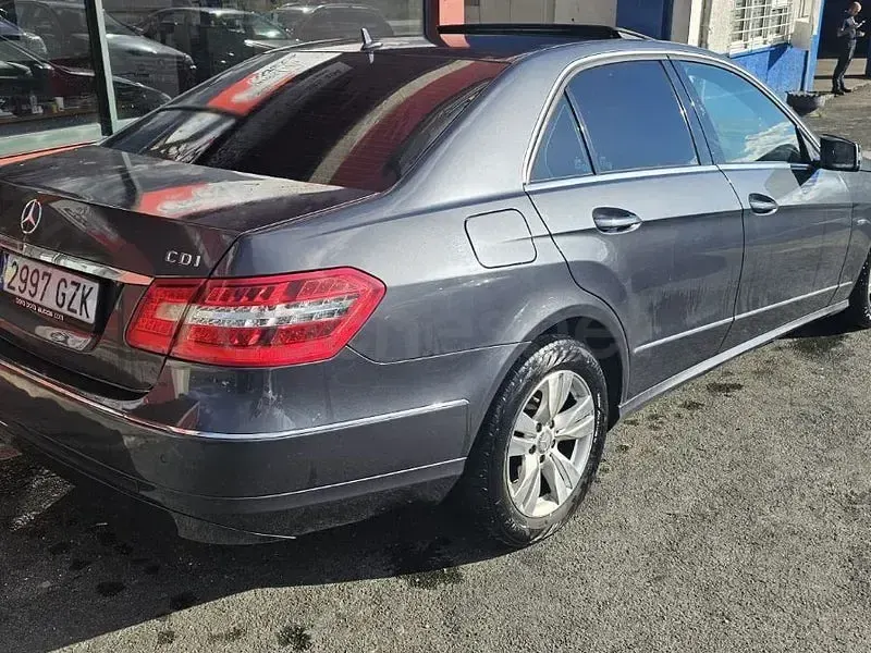 Usado Mercedes E250 Avantgarde 204 CV (150 kW) 2010 Gris / plata Berlina