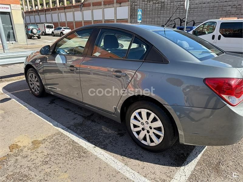 Usado Chevrolet Cruze LS 125 CV (91 kW) 2010 Gris / plata Berlina
