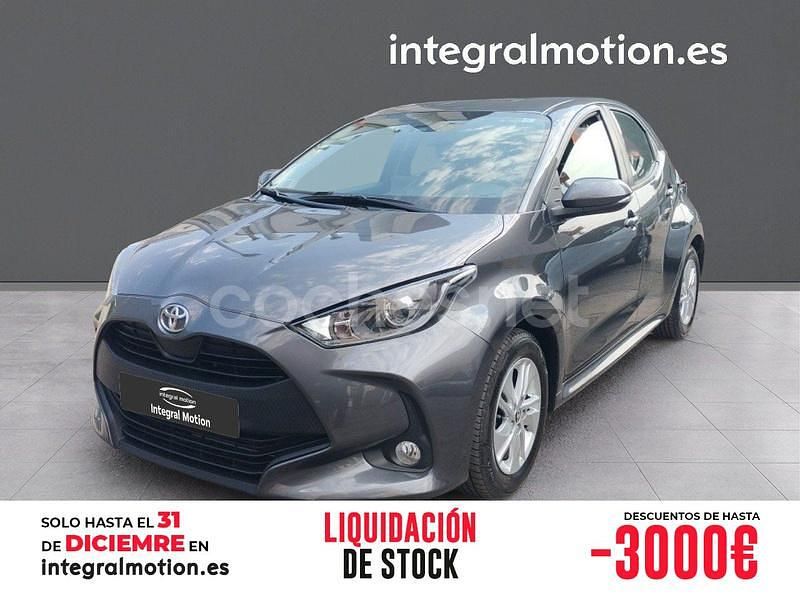 Gris / plata Usado 2021 Toyota Yaris Berlina | 17.900 € (Un poco caro) - Imagen 1/4