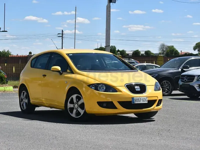 Usado Seat Leon Sport 105 CV (77 kW) 2008 Amarillo Utilitario