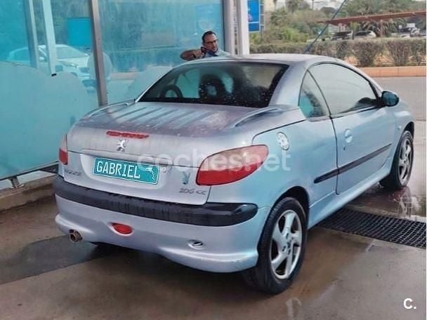 Usado Peugeot 206 110 CV (80 kW) 2002 Gris / plata Descapotable