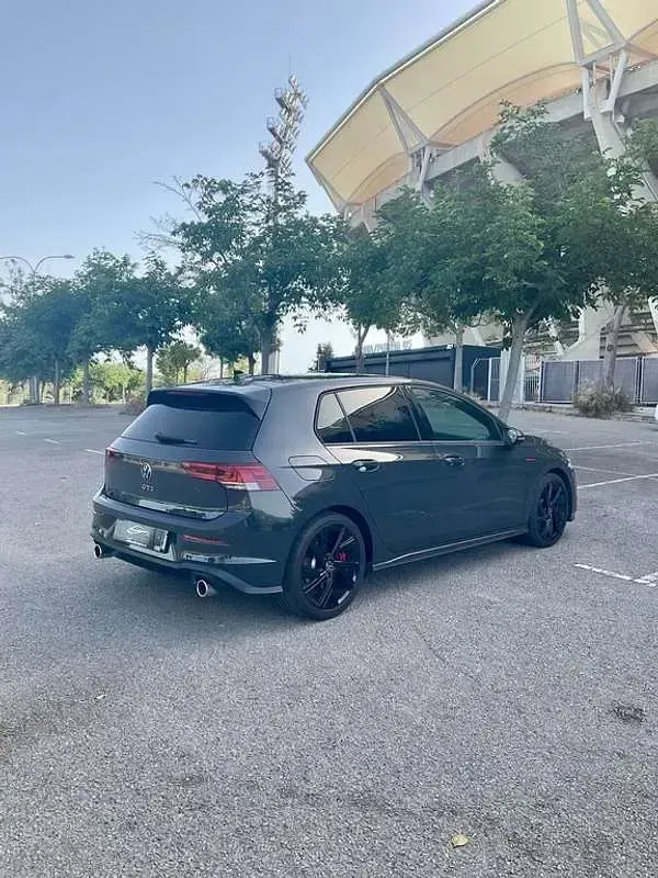 Usado VW Golf VIII GTI 245 CV (180 kW) 2024 Gris Utilitario