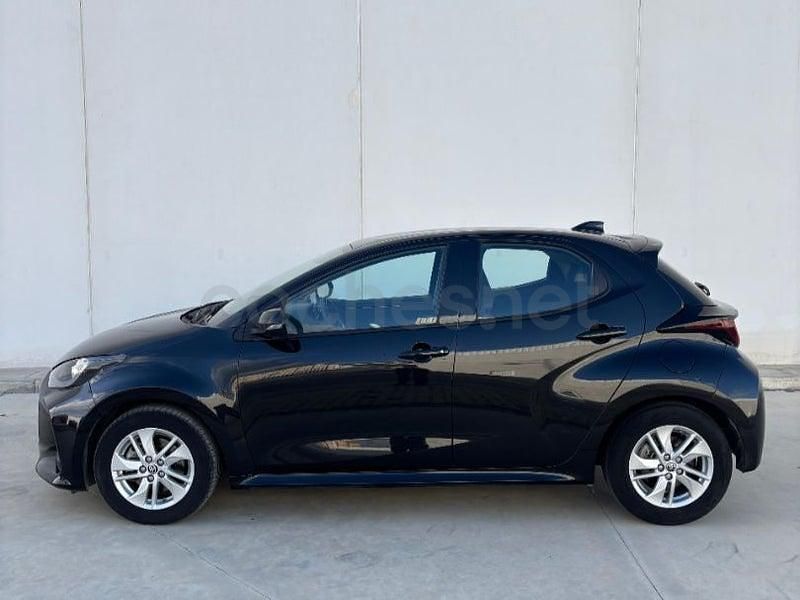 Usado Toyota Yaris Hybrid Business Edition 116 CV (85 kW) 2021 Negro Berlina
