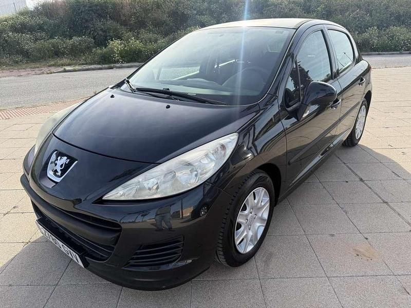 Usado Peugeot 207 70 CV (51 kW) 2010 Negro Utilitario
