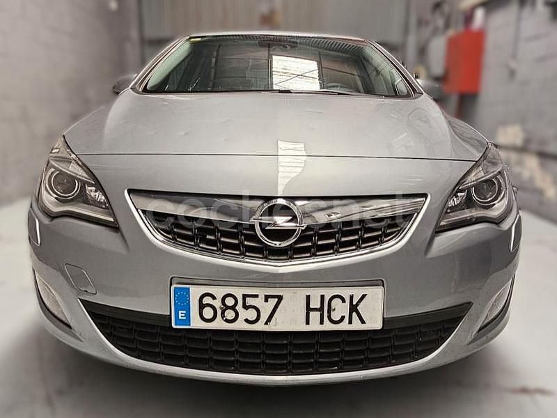 Gris / plata Usado 2011 Opel Astra Cosmo Berlina | 6990 € (Buen precio) - Imagen 1/4