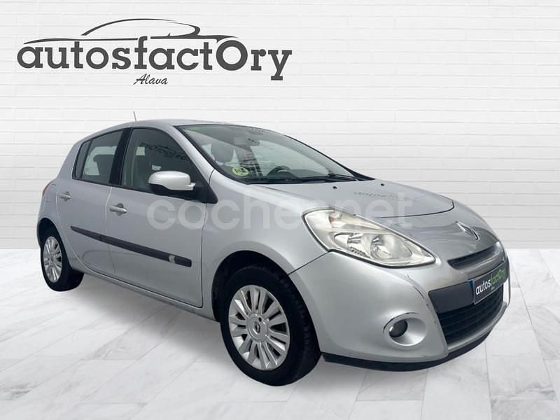 Usado Renault Clio II Authentique 75 CV (55 kW) 2011 Gris / plata Berlina