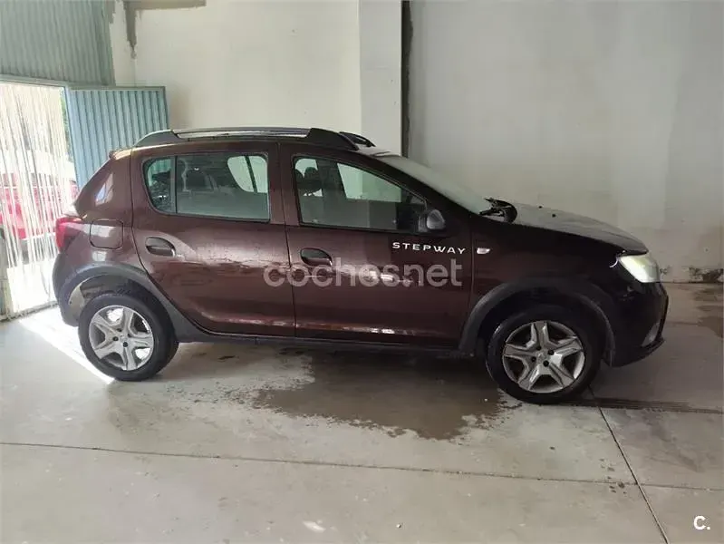 Usado Dacia Sandero Stepway 90 CV (66 kW) 2017 Granate Berlina