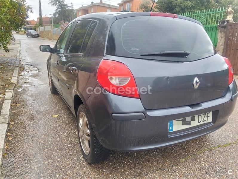 Usado Renault Clio III Collection 75 CV (55 kW) 2012 Gris / plata Berlina