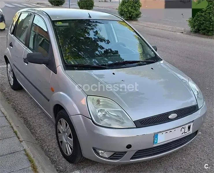 Usado Ford Fiesta Trend 68 CV (50 kW) 2003 Gris / plata Utilitario