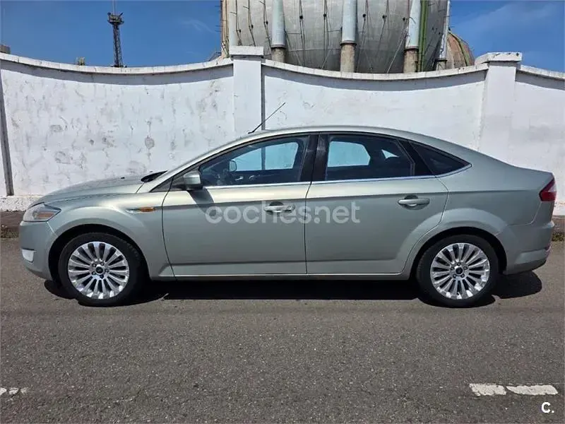 Usado Ford Mondeo Titanium 140 CV (102 kW) 2009 Gris / plata Berlina