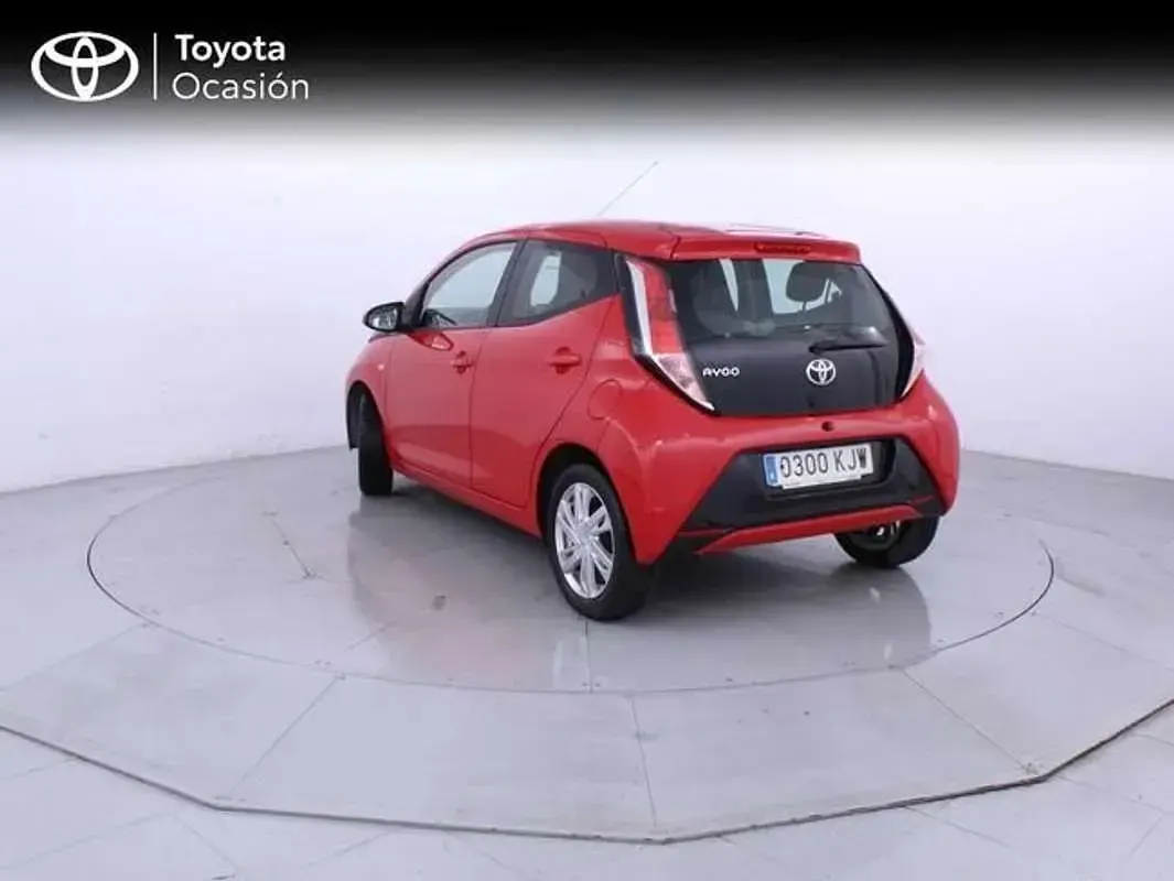 Usado Toyota Aygo X-play 69 CV (50 kW) 2018 Rojo Utilitario