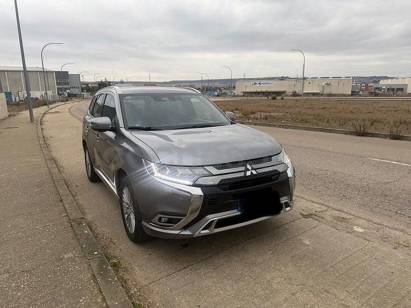 Usado Mitsubishi Outlander P-HEV 224 CV (164 kW) 2018 Gris / plata SUV