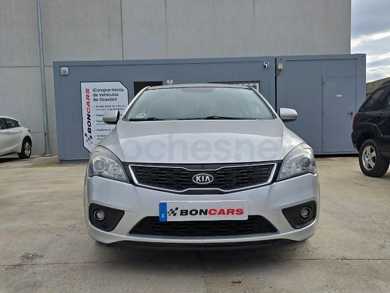 Usado Kia Ceed Plus 90 CV (66 kW) 2012 Beige Utilitario