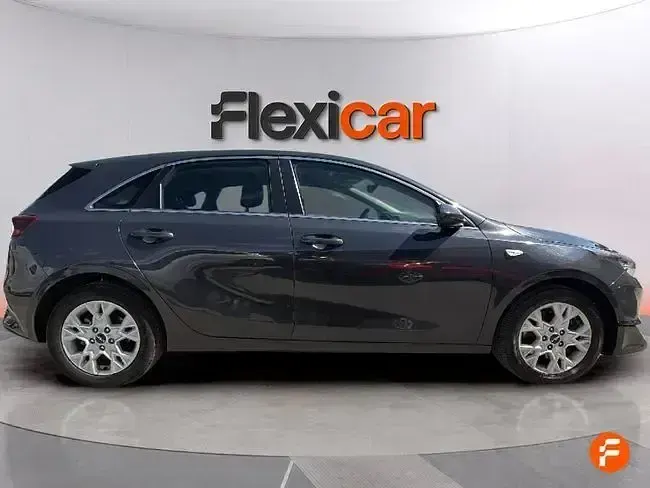 Usado Kia Ceed 136 CV (100 kW) 2023 Gris Utilitario
