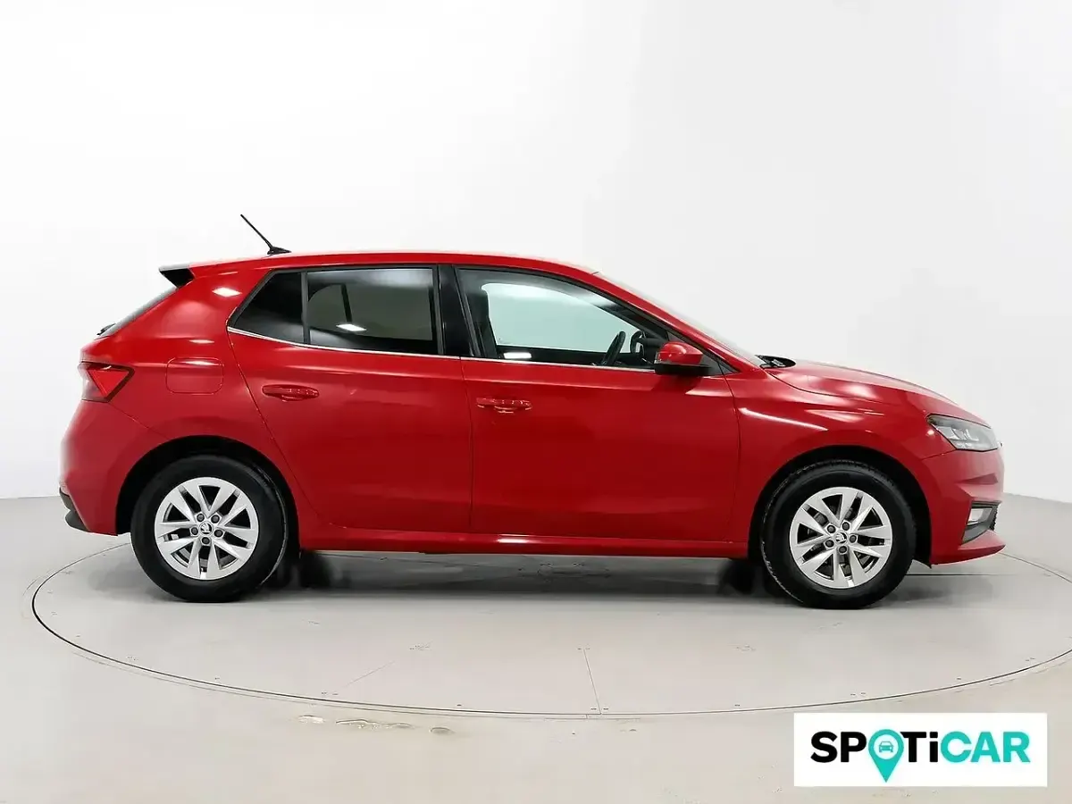 Usado Skoda Fabia Selection 95 CV (69 kW) 2024 Rojo Utilitario