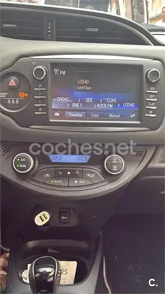 Usado Toyota Yaris Hybrid Active 100 CV (73 kW) 2018 Gris / plata Berlina