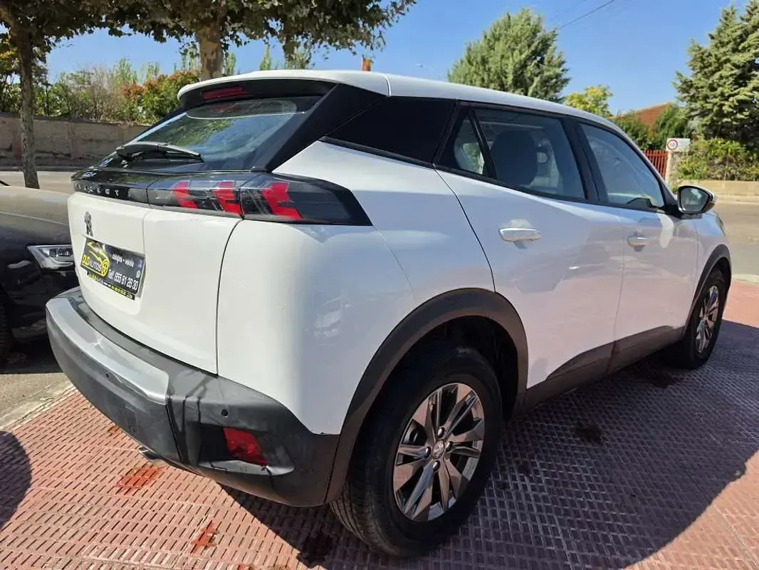 Usado Peugeot 2008 Active 110 CV (80 kW) 2022 Blanco SUV