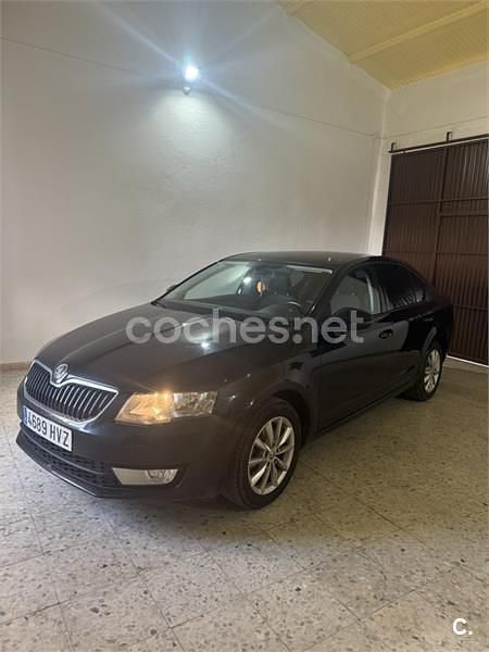 Negro Usado 2014 Skoda Octavia Ambition Familiar | 8400 € (Un poco caro) - Imagen 1/4