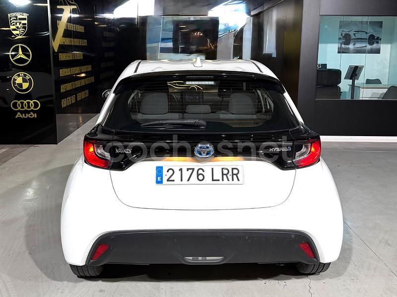 Usado Toyota Yaris Hybrid Business Edition 116 CV (85 kW) 2021 Blanco Berlina