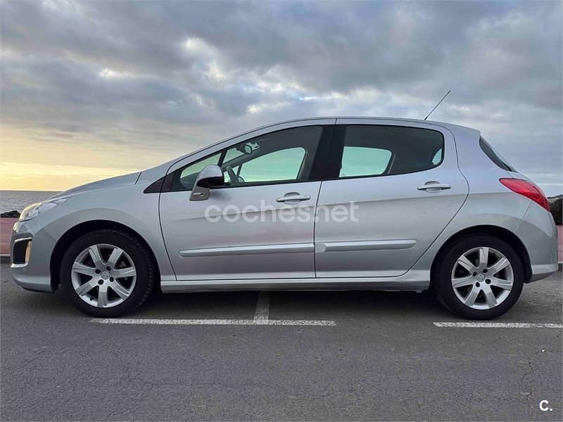 Usado Peugeot 308 Active 120 CV (88 kW) 2013 Gris / plata Berlina