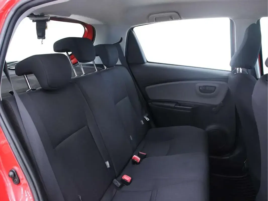 Usado Toyota Yaris Active 69 CV (50 kW) 2016 Rojo Utilitario