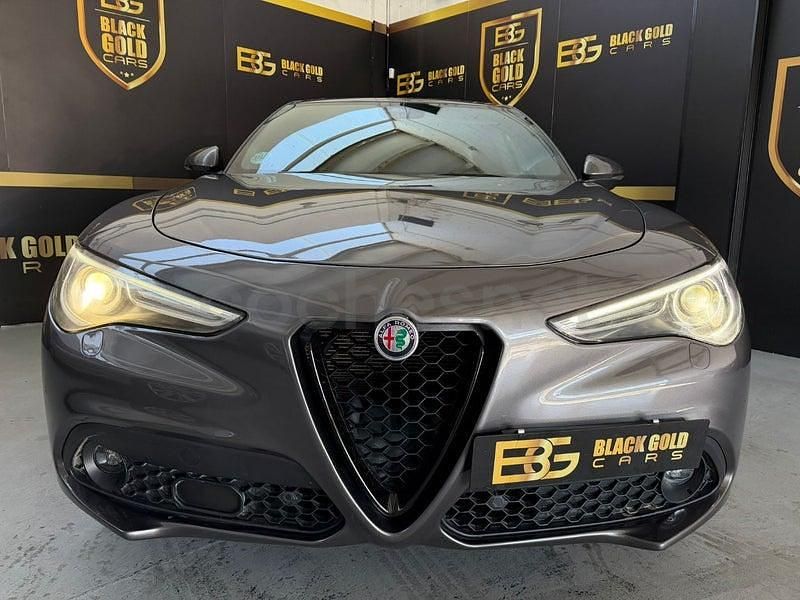 Usado Alfa Romeo Stelvio Veloce 210 CV (154 kW) 2022 Gris / plata SUV