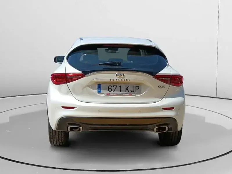 Usado Infiniti Q30 Premium 109 CV (80 kW) 2018 Blanco Berlina