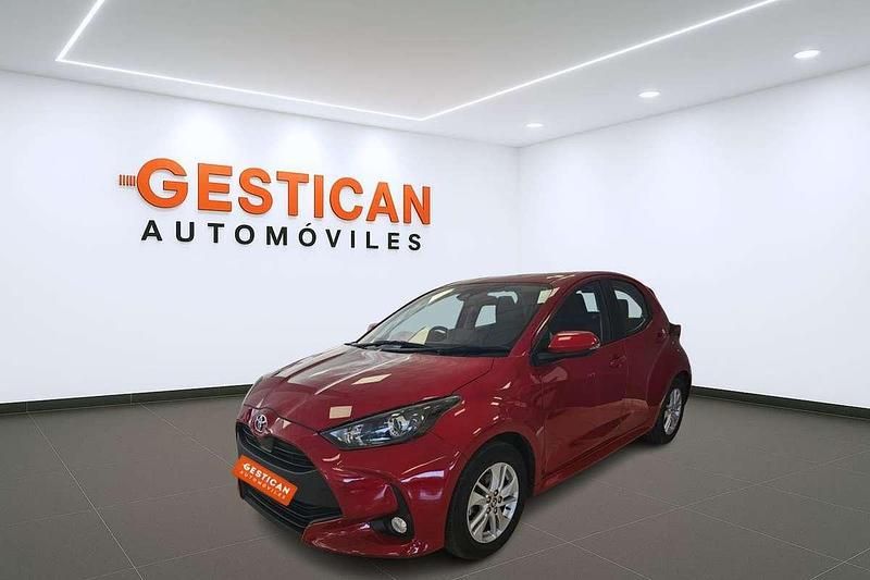 Rojo Usado 2022 Toyota Yaris Hybrid Active Berlina | 15.990 € (Super precio) - Imagen 1/4